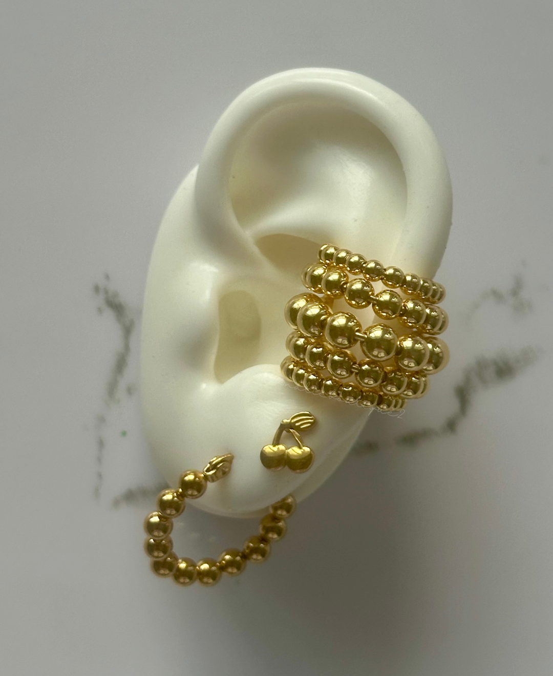 Earcuff de balines en oro