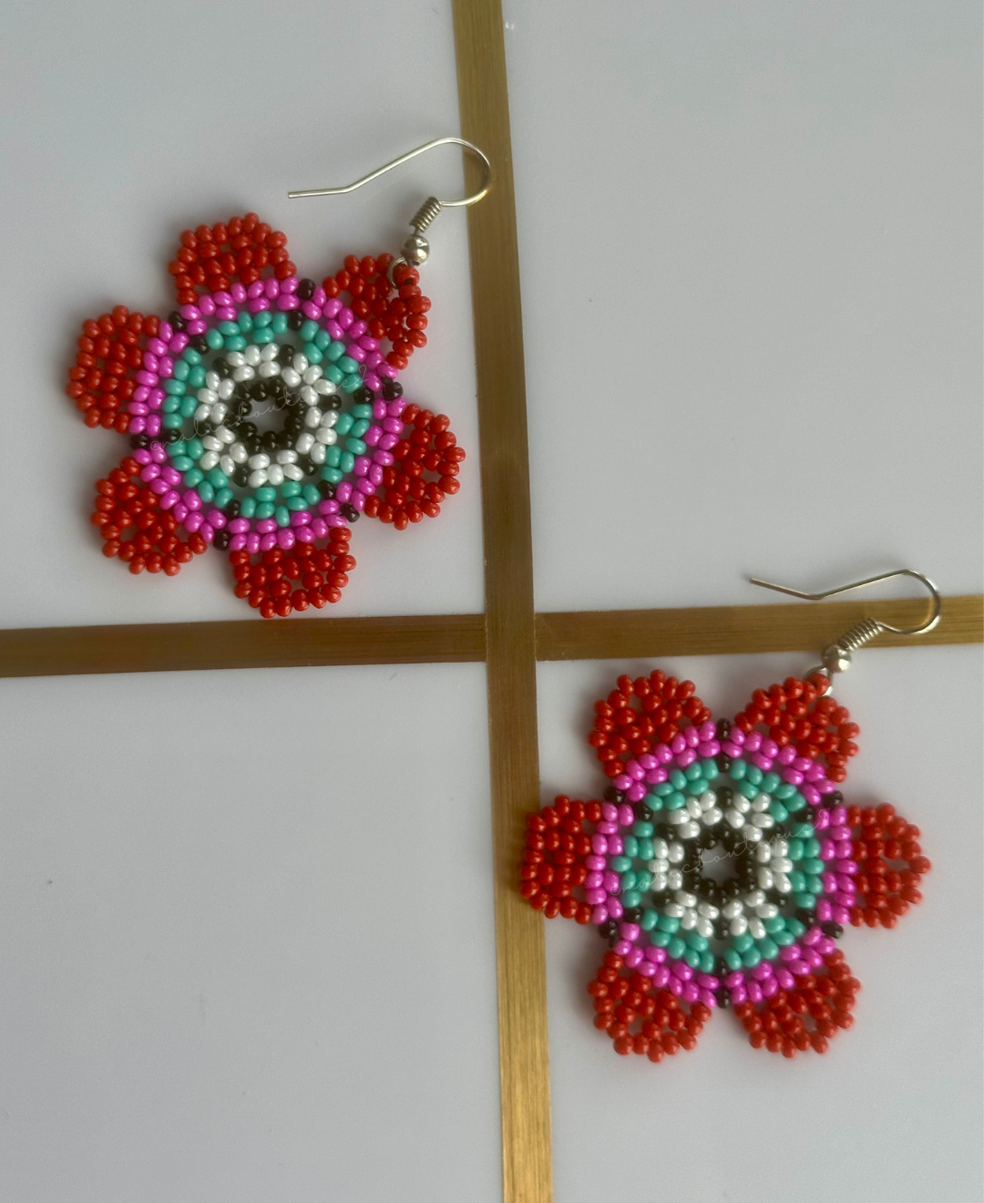 Pantallas de flor roja y violeta tejidas en Colombia