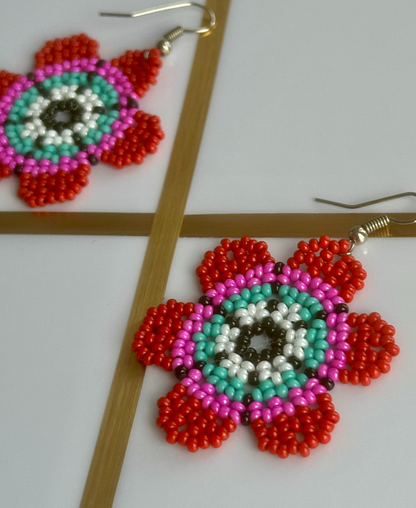 Pantallas de flor roja y violeta tejidas en Colombia