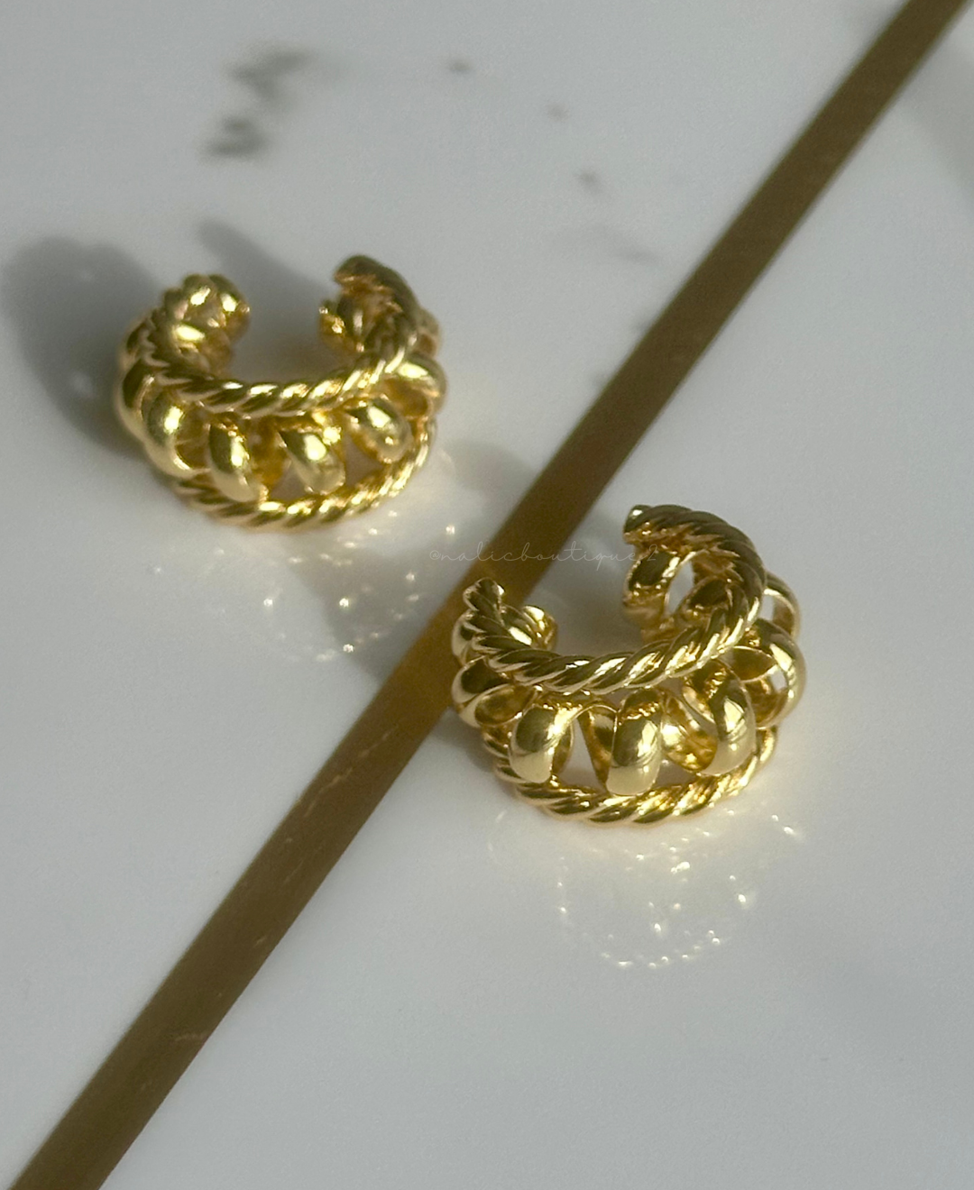 Earcuff torcido oro baño en oro 18K